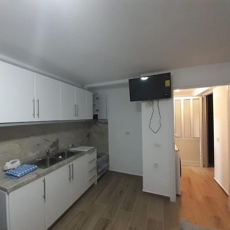 Lovely 1-Bedroom Apartment In Saranda Kültér fotó